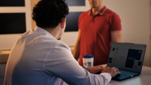 Automatic dimming based on head orientation recognition