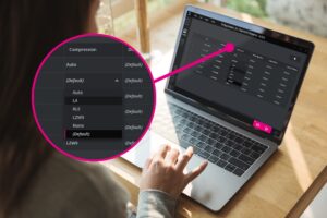 Rückenansicht von Business-Frauen-Händen, am Laptop auf dem Büro-Schreibtisch