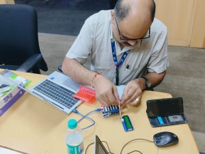 : ST volunteer experimenting how to use Vittascience starting kits