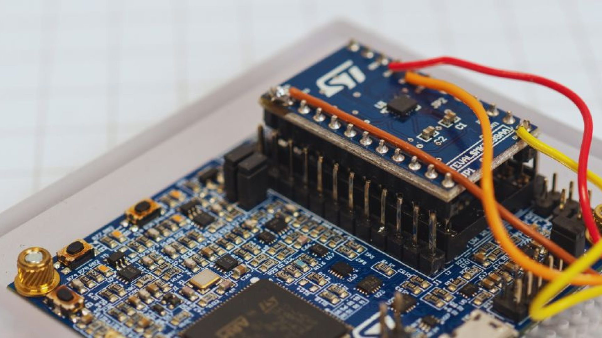 Lid angle application in foldable devices